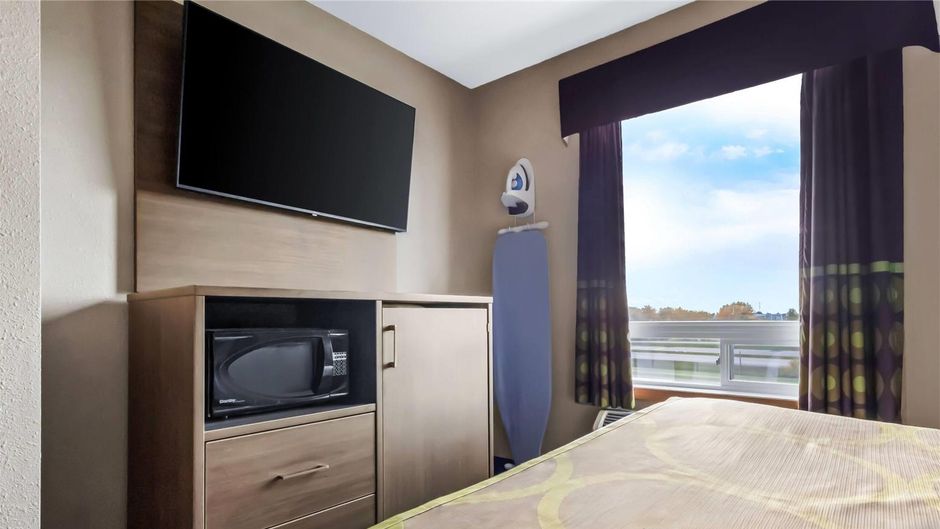 Super 8 Prince Albert Suite