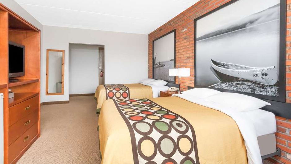 Super 8 Sudbury Room