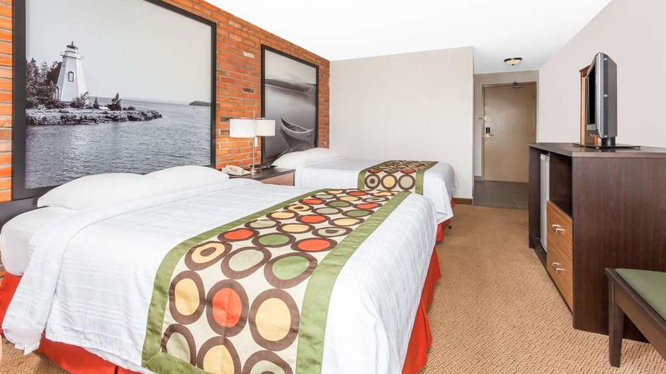 Super 8 Sudbury Room