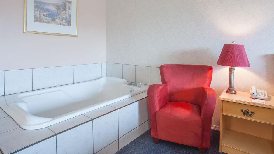 Ramada by Wyndham 100 Mile House Suite