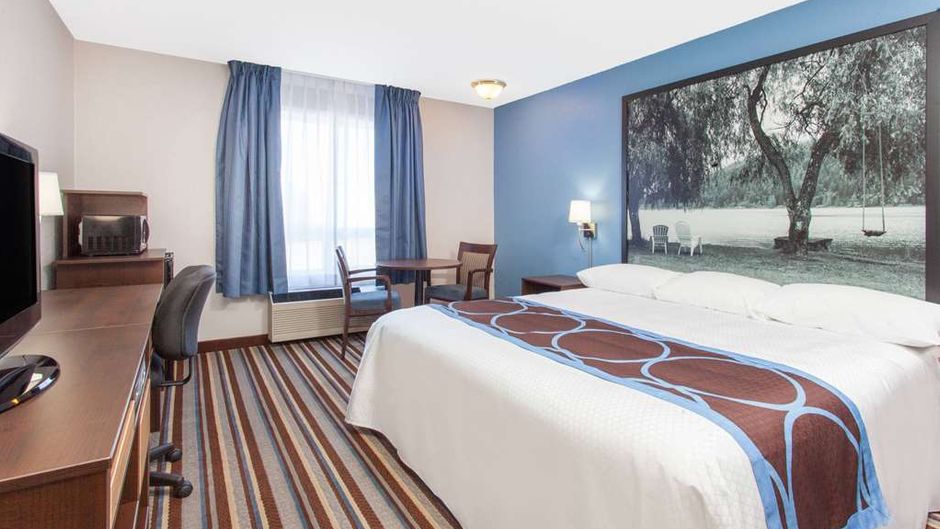 Super 8 Fort Frances Room