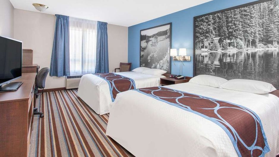 Super 8 Fort Frances Room