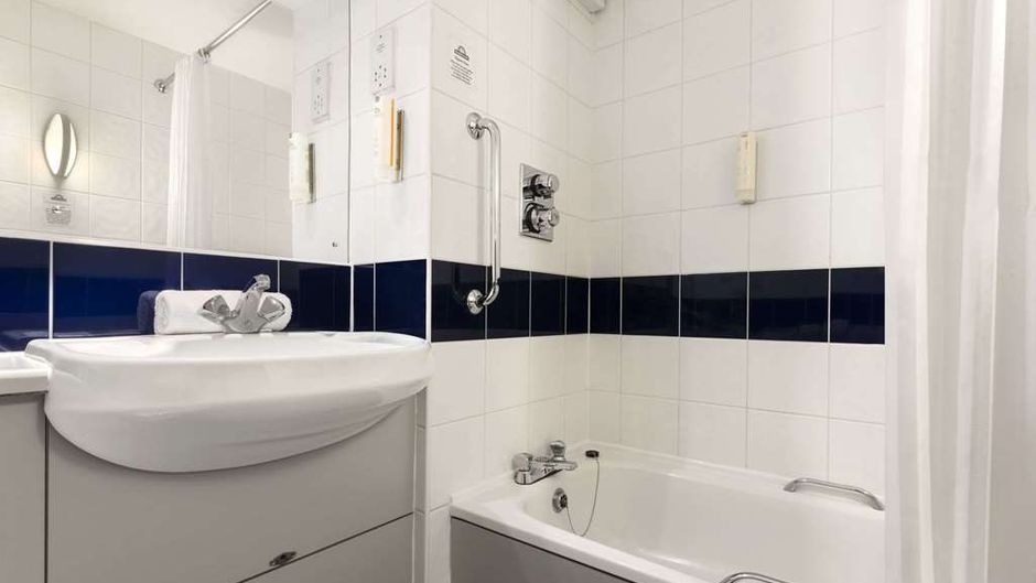 Days Inn Michaelwood M5 Room