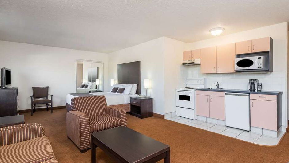 Super 8 Vermilion Suite