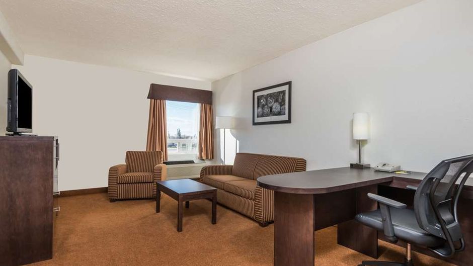 Super 8 Vermilion Suite