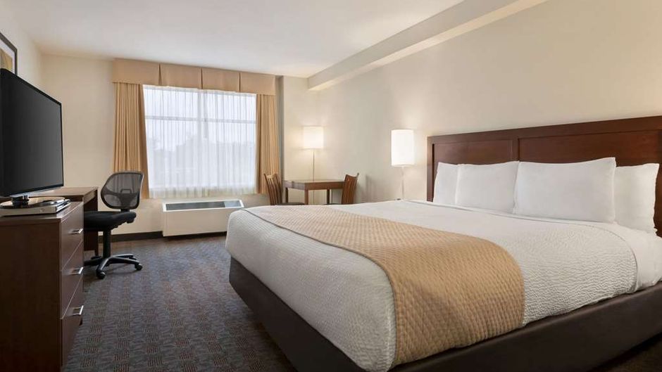 Days Inn Ottawa Airport Room