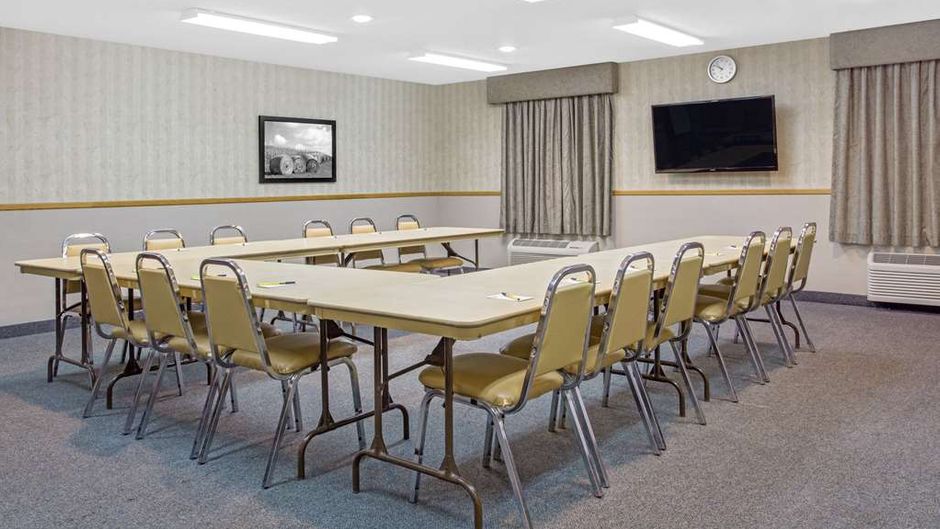 Super 8 Portage La Prairie Meeting