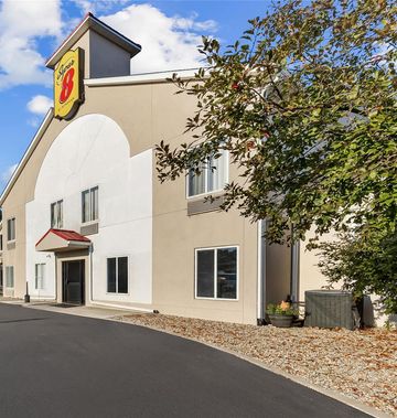 Super 8 Cloverdale