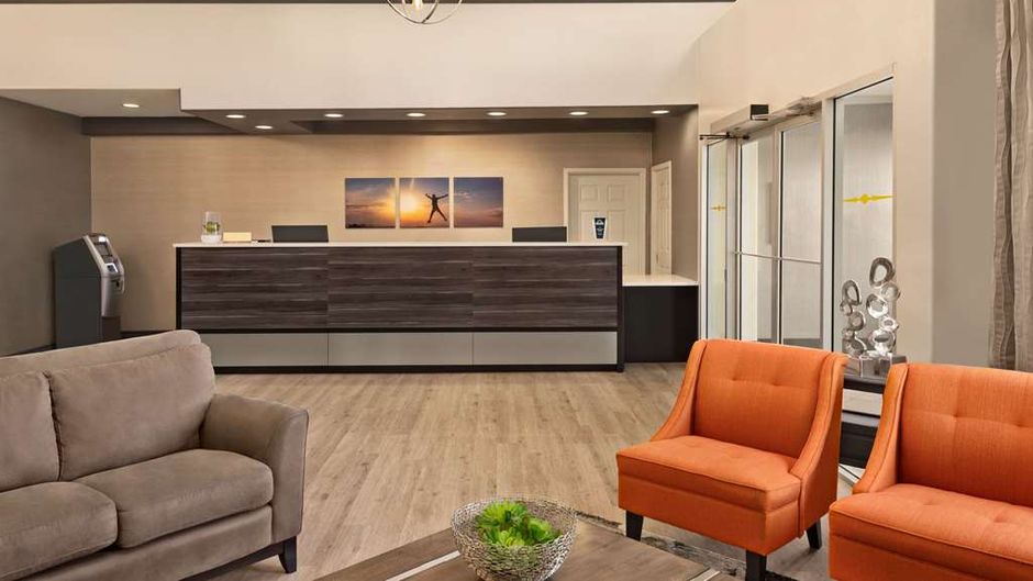 Days Inn - Saskatoon Lobby