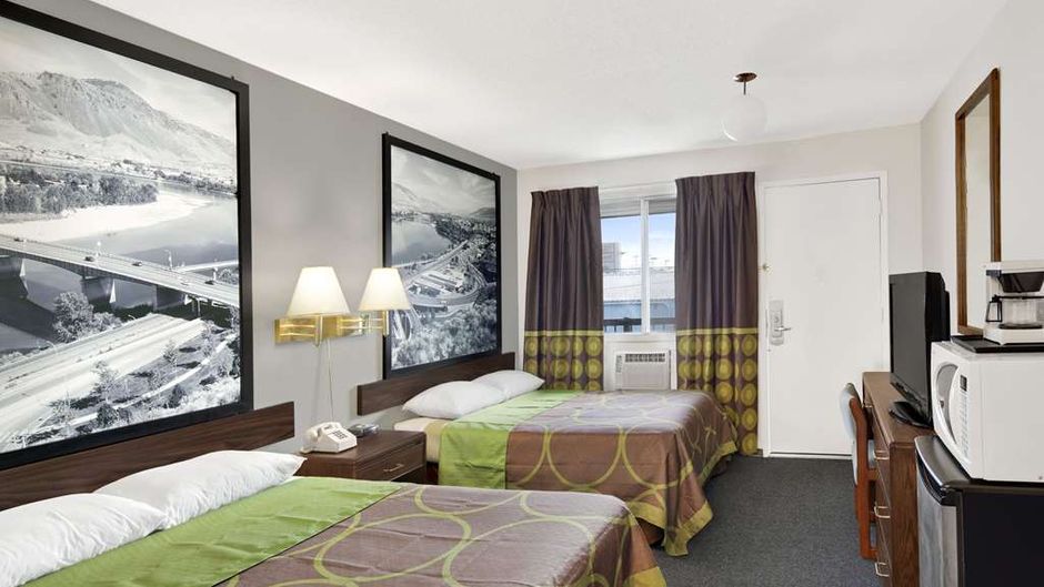 Super 8 Kamloops East Room