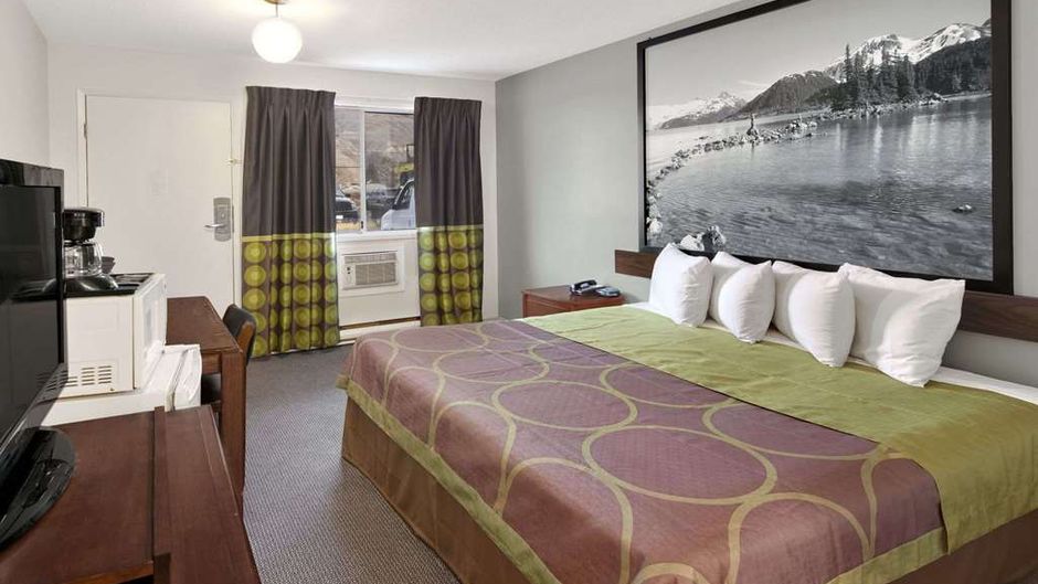 Super 8 Kamloops East Room
