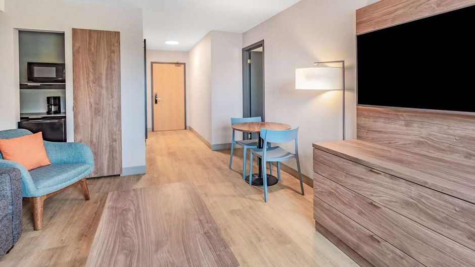 Super 8 Cornwall ON Suite