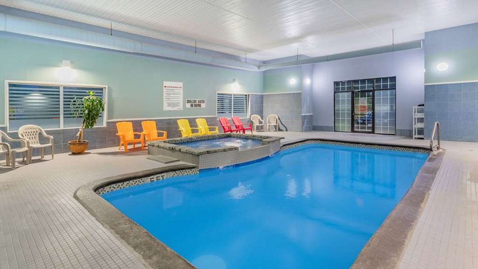 Super 8 Cornwall ON Pool
