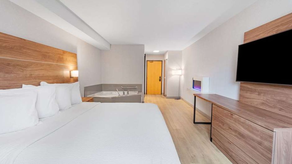 Super 8 Cornwall ON Suite