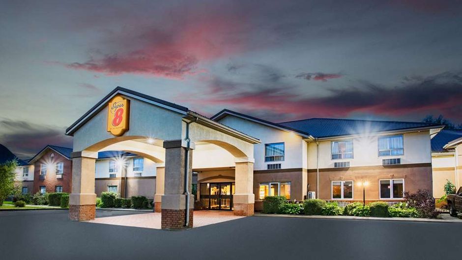 Super 8 Cornwall ON Exterior