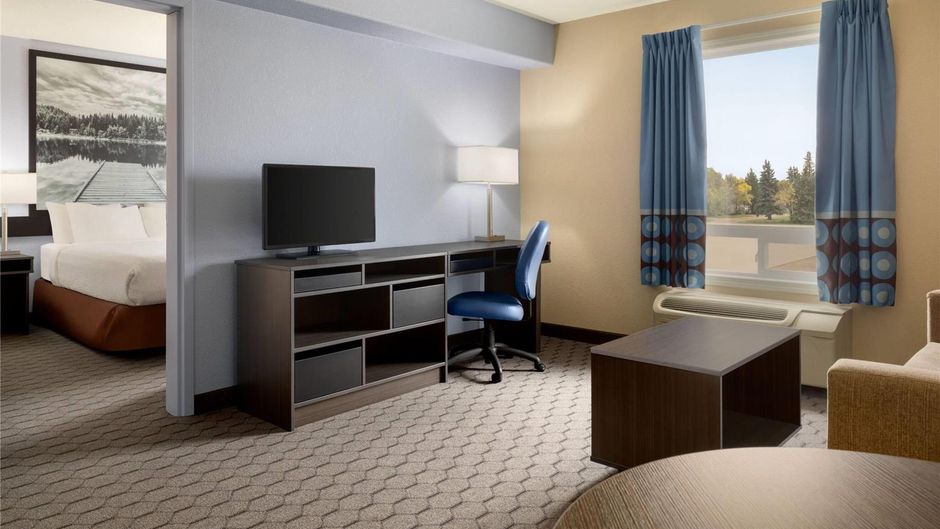 Super 8 Swan River MB Suite
