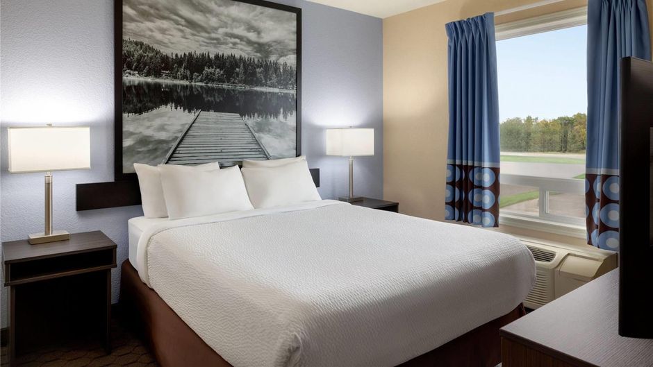 Super 8 Swan River MB Suite