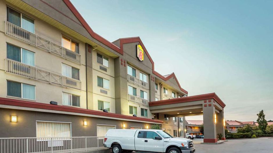 Super 8 Abbotsford Exterior