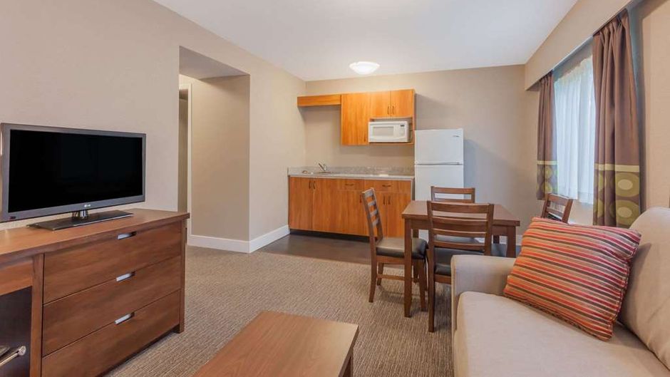 Super 8 Abbotsford Suite