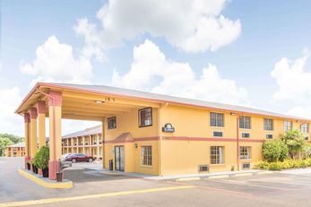 Days Inn & Suites Marshall