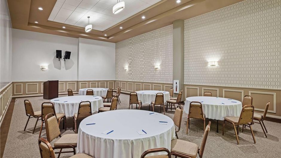 Days Inn & Suites Winkler Meeting