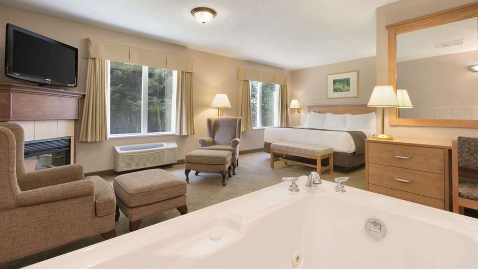 Days Inn & Suites Thunder Bay Suite