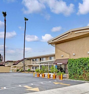 Super 8 Los Angeles-Culver City Area