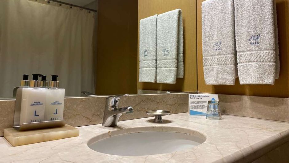 Howard Johnson Plaza Florida Street Room