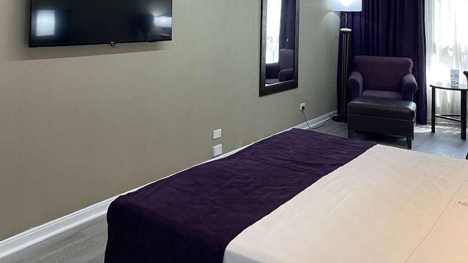 Howard Johnson Plaza Florida Street Room