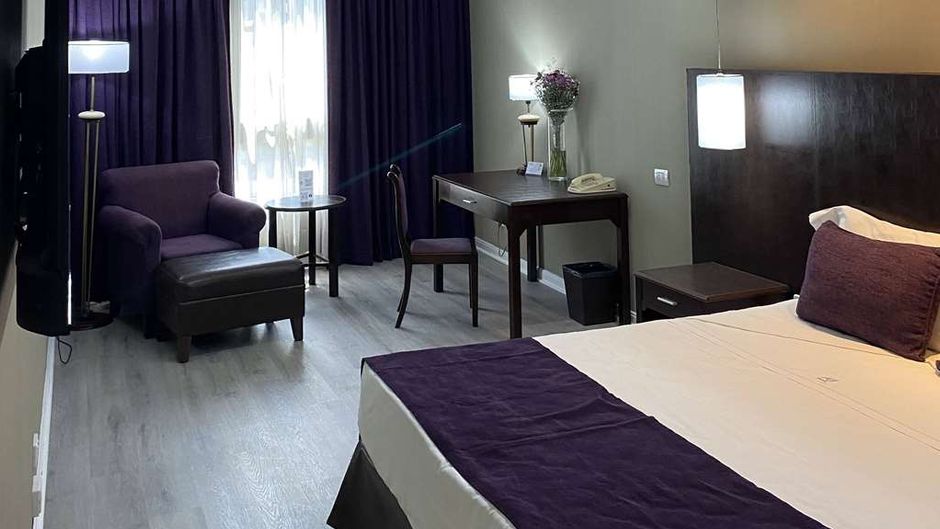 Howard Johnson Plaza Florida Street Room