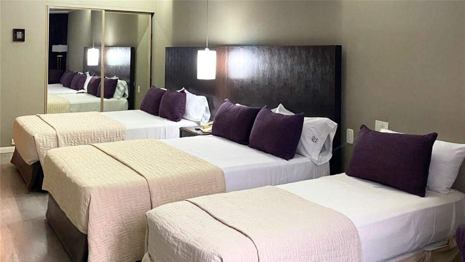 Howard Johnson Plaza Florida Street Room