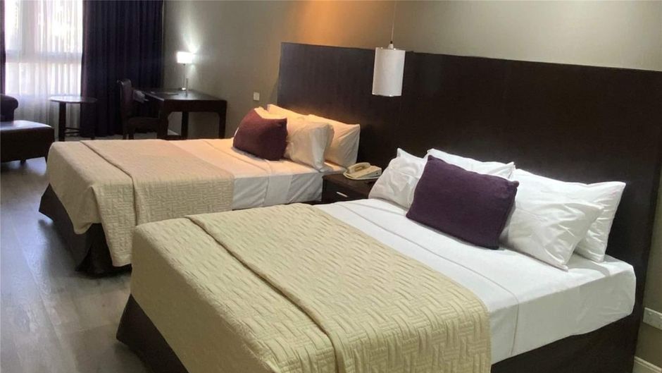 Howard Johnson Plaza Florida Street Room