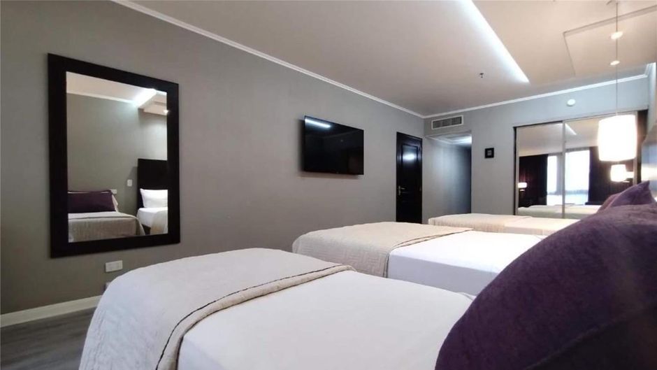 Howard Johnson Plaza Florida Street Room
