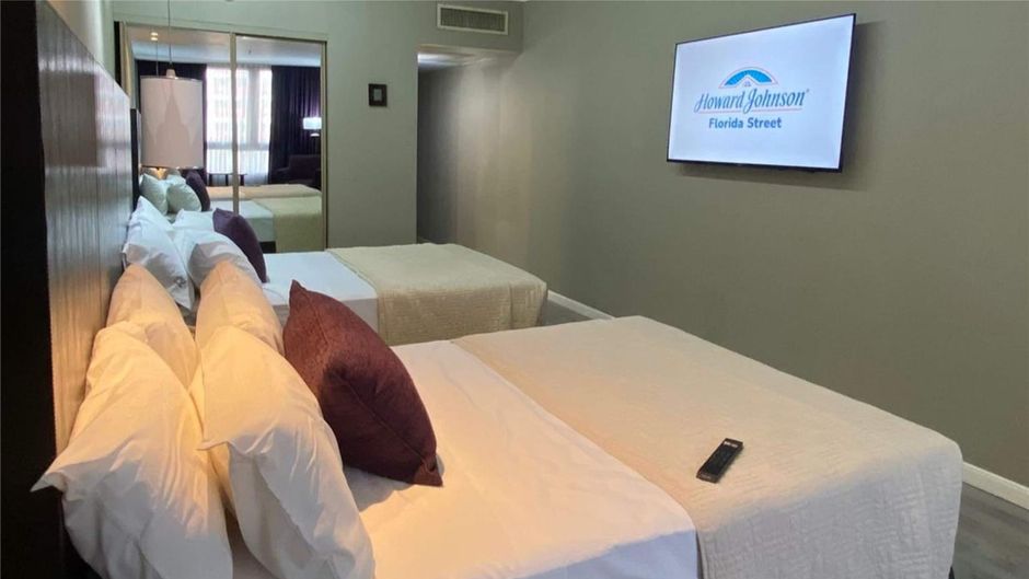 Howard Johnson Plaza Florida Street Room