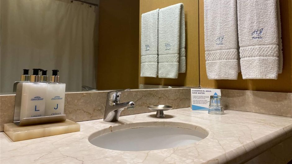 Howard Johnson Plaza Florida Street Room