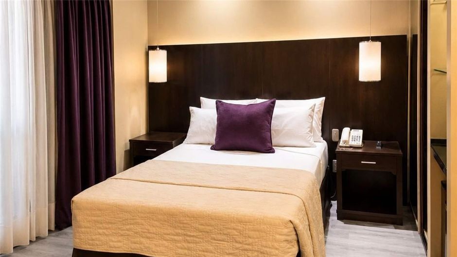 Howard Johnson Plaza Florida Street Room