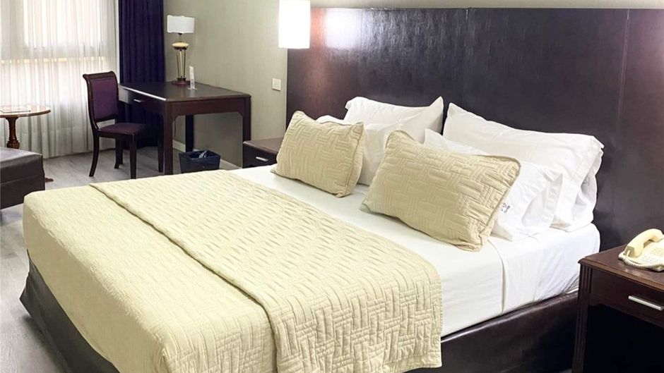 Howard Johnson Plaza Florida Street Room