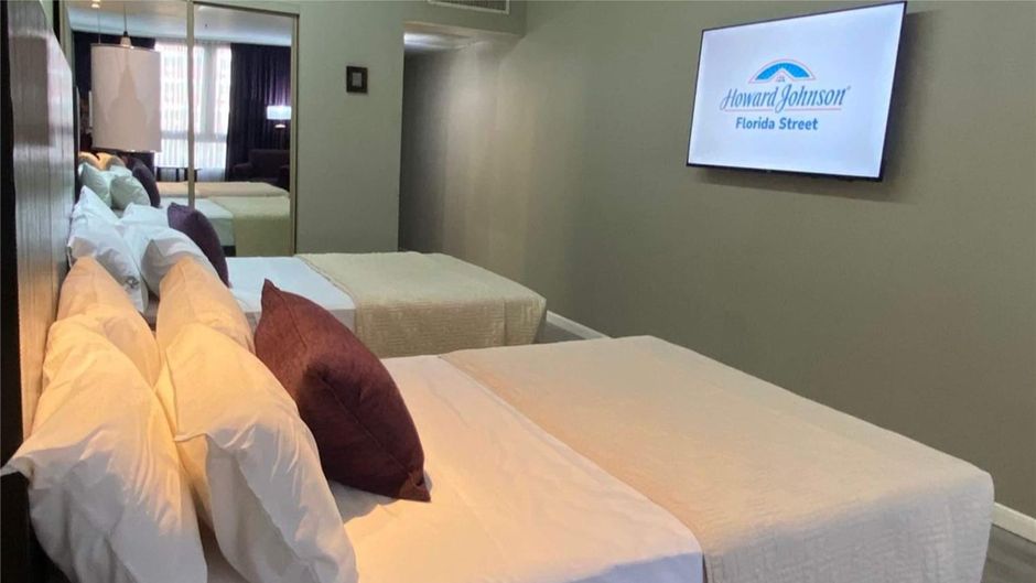 Howard Johnson Plaza Florida Street Room