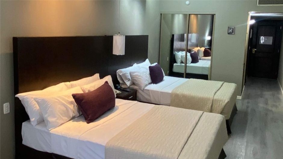 Howard Johnson Plaza Florida Street Room