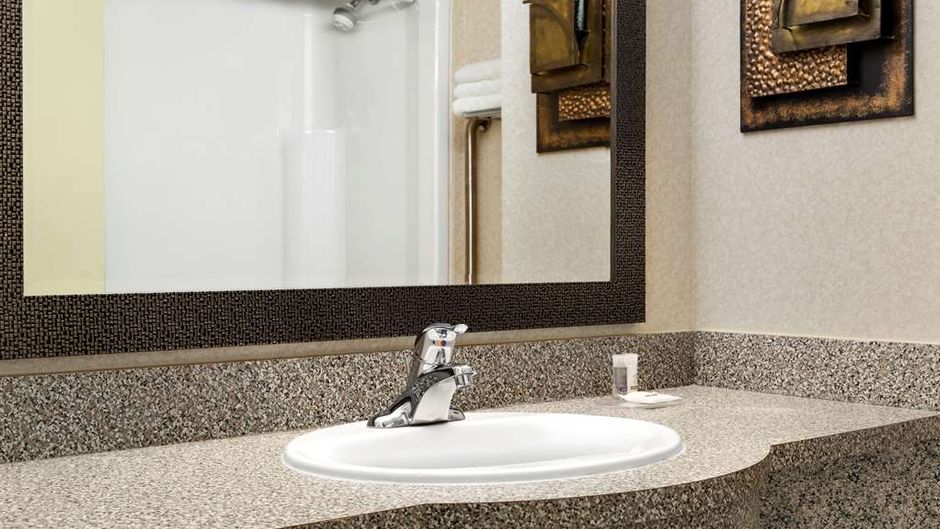 Days Inn & Suites Niagara Falls Centre Room