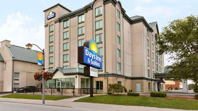 Days Inn & Suites Niagara Falls Centre