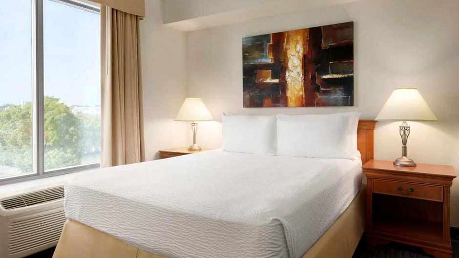 Days Inn & Suites Niagara Falls Centre Suite