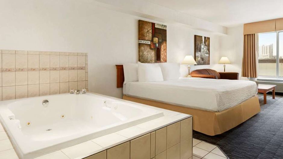 Days Inn & Suites Niagara Falls Centre Suite