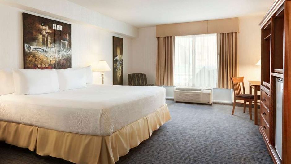 Days Inn & Suites Niagara Falls Centre Room