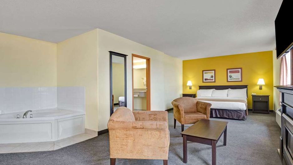 Super 8 Barrie Suite