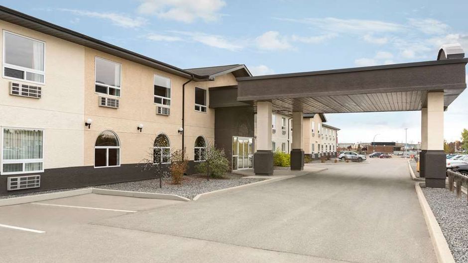 Days Inn and Suites Thompson Exterior