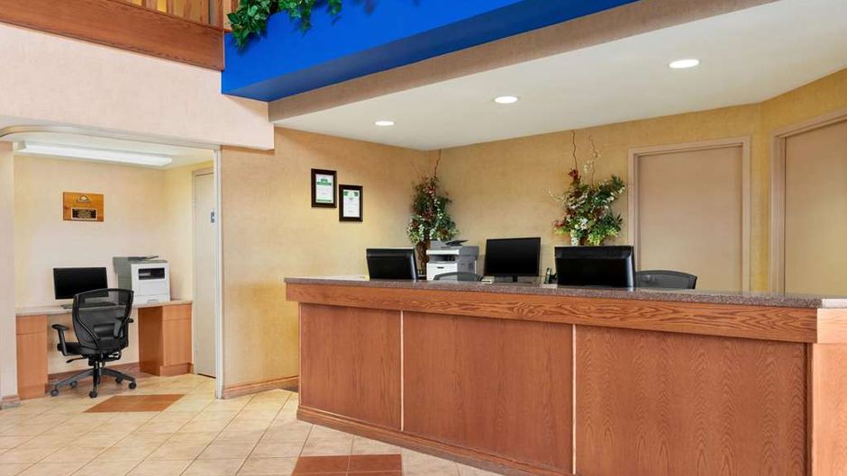 Days Inn and Suites Thompson Lobby