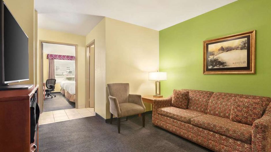 Days Inn and Suites Thompson Suite