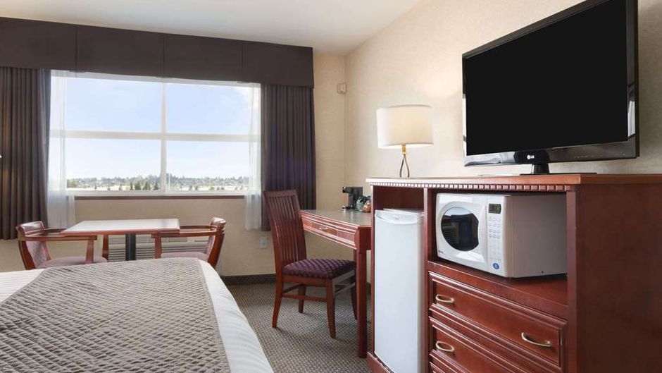 Days Inn & Suites Langley Room
