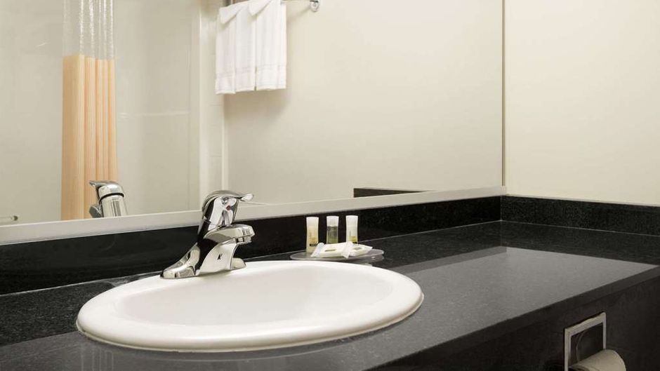 Days Inn & Suites Langley Room